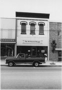 121 E MAIN ST, a Italianate small retail building, built in Stoughton, Wisconsin in 1886.