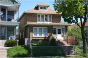 2420 W GREENFIELD AVE, a American Foursquare house, built in Milwaukee, Wisconsin in 1925.