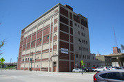 400 N 5TH ST, a Commercial Vernacular industrial building, built in Milwaukee, Wisconsin in 1918.