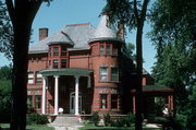 902 S MADISON ST, a Queen Anne house, built in Green Bay, Wisconsin in 1900.