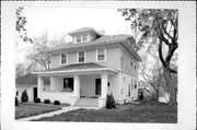838 FOX RIVER DR, a American Foursquare house, built in De Pere, Wisconsin in 1915.