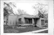 672 RIVER AVE, a Art/Streamline Moderne house, built in De Pere, Wisconsin in 1939.