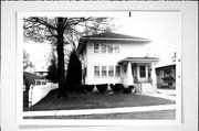 953-955 HOWARD ST, a Craftsman duplex/two-flat, built in Green Bay, Wisconsin in 1922.