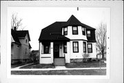 813 KELLOGG ST, a Queen Anne house, built in Green Bay, Wisconsin in 1900.