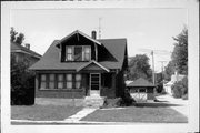 706 MACFARLANE, a Bungalow house, built in Portage, Wisconsin in 1915.