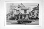 913 GRAHAM AVE, a Queen Anne house, built in Eau Claire, Wisconsin in 1900.