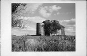 COUNTY HIGHWAY B, .5 MILE EAST OF THE VILLAGE OF OAKFIELD, a Astylistic Utilitarian Building silo, built in Oakfield, Wisconsin in 1900.