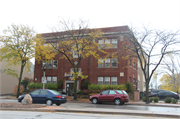 2217 W WISCONSIN AVE, a Prairie School apartment/condominium, built in Milwaukee, Wisconsin in 1922.